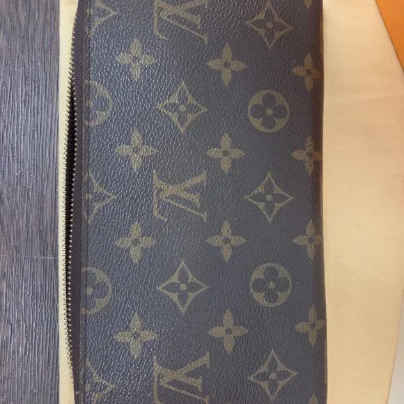 Louis Vuitton Zippy Organizer! Hard to find! 😊 - Picture 11 of 15